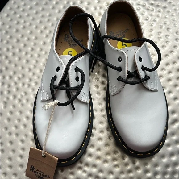 NWT Dr. Martens White Leather Oxfords with Black Laces size 5 - Picture 2 of 6